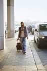 Uomo con valigia in aeroporto, attenzione selettiva — Foto stock