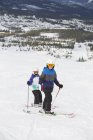 Двое детей катаются на лыжах в горах Трисиль, Норвегия — стоковое фото