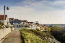 Живописный вид на дома в деревне, Западное побережье Швеции — стоковое фото