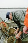 Вид збоку чоловіків рибалка в морі, вибірковий фокус — стокове фото