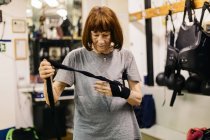 Senior mulher se preparando para o treinamento de boxe, foco seletivo — Fotografia de Stock