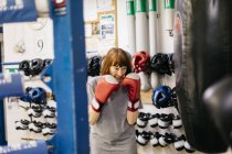 Старша жінка на тренуванні з боксу, вибірковий фокус — стокове фото