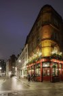 Pub en Londres por la noche, enfoque selectivo - foto de stock