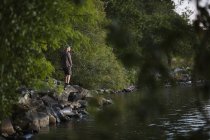 Риболовля середнього дорослого чоловіка, вибірковий фокус — стокове фото