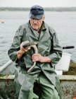 Pescador que segura enguia, foco seletivo — Fotografia de Stock