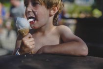 Молодий хлопчик їсть морозиво, вибірковий фокус — стокове фото