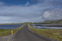 Estrada de cascalho sob céu nublado na Islândia — Fotografia de Stock