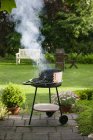 Barbecue grill dans la cour, foyer sélectif — Photo de stock