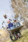 Pai com filhos no carrinho de mão, foco seletivo — Fotografia de Stock