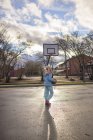 Vue arrière de fille jouer au basket — Photo de stock