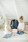 Schwestern spielen mit Spielzeug-LKW im Schlafzimmer — Stockfoto