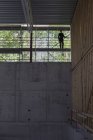 Людина в хардхаті, стоячи на будівельному майданчику — стокове фото