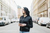 Жінка використовує смартфон на вулиці — стокове фото