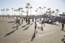 Баскетбольный матч на пляже Венеция, США — стоковое фото