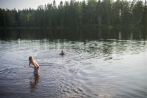 Garçons nageant dans la rivière, foyer sélectif — Photo de stock