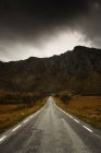 Route rurale sous les nuages orageux en Suède — Photo de stock