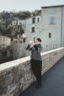 Jeune femme photographiant sur téléphone intelligent — Photo de stock