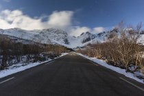 Estrada rural nevada com vista para a montanha em Lofoten, Noruega — Fotografia de Stock