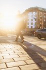 Чоловік на вулиці під час заходу сонця, вибірковий фокус — стокове фото