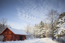 Exterior do edifício vermelho no inverno, Suécia — Fotografia de Stock