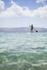 Mujer paddle boarding, enfoque selectivo - foto de stock
