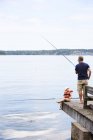 Vater und Tochter angeln in den schwedischen Schären — Stockfoto
