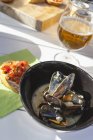 Muschelsuppe, Bruschetta und Bierglas auf Holztisch — Stockfoto