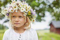 Mädchen mit Blumenkrone, Fokus auf den Vordergrund — Stockfoto