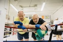 Старші чоловіки на тренуваннях з боксу, вибірковий фокус — стокове фото