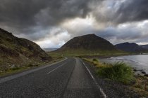 Carretera rural con vistas a la montaña en Islandia - foto de stock