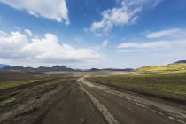 Strada sterrata sotto il cielo blu in Islanda — Foto stock