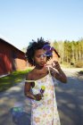 Дівчина дме мильні бульбашки в сільській місцевості — стокове фото