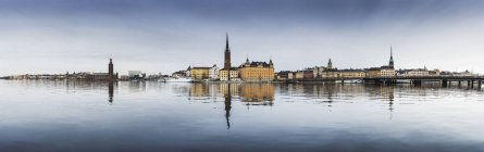 Vista sull'acqua fino allo storico Gamla Stan in Svezia — Foto stock