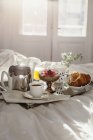Сніданок на ліжку, вибірковий фокус — стокове фото