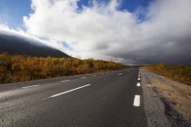 Landstraße unter Gewitterwolken in Schweden — Stockfoto