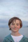 Портрет хлопчика на відкритому повітрі в сутінках, вибірковий фокус — стокове фото