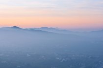 Paysage avec collines dans le brouillard à l'aube — Photo de stock