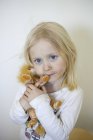Портрет девушки с игрушкой, смотрящей в камеру — стоковое фото