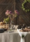 Elegante Tischdekoration gegen Holzwand — Stockfoto