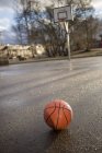 Крупним планом баскетбол на асфальті, вибірковий фокус — стокове фото