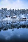 Мальовничий вид на озеро і будівлі екстер'єру взимку — стокове фото