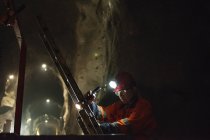 Minero trabajando bajo tierra, se centran en primer plano - foto de stock
