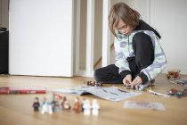 Junge in Freizeitkleidung spielt im Wohnzimmer — Stockfoto
