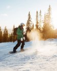 Uomo snowboard con drone, focus selettivo — Foto stock