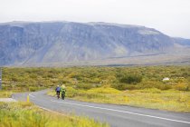 Dos ciclistas en ruta rural en Islandia - foto de stock