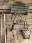 Gros plan des outils de jardin sur fond en bois — Photo de stock