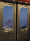 Rollercoaster dietro le porte della metropolitana a Coney Island, New York — Foto stock