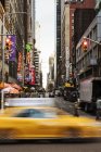 Taxi amarillo borroso en la ciudad de Nueva York, enfoque selectivo - foto de stock