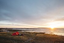 Família acampar ao pôr do sol, foco seletivo — Fotografia de Stock