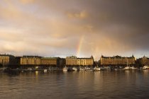 Лодки по зданиям на реке, округ Стокхолм — стоковое фото